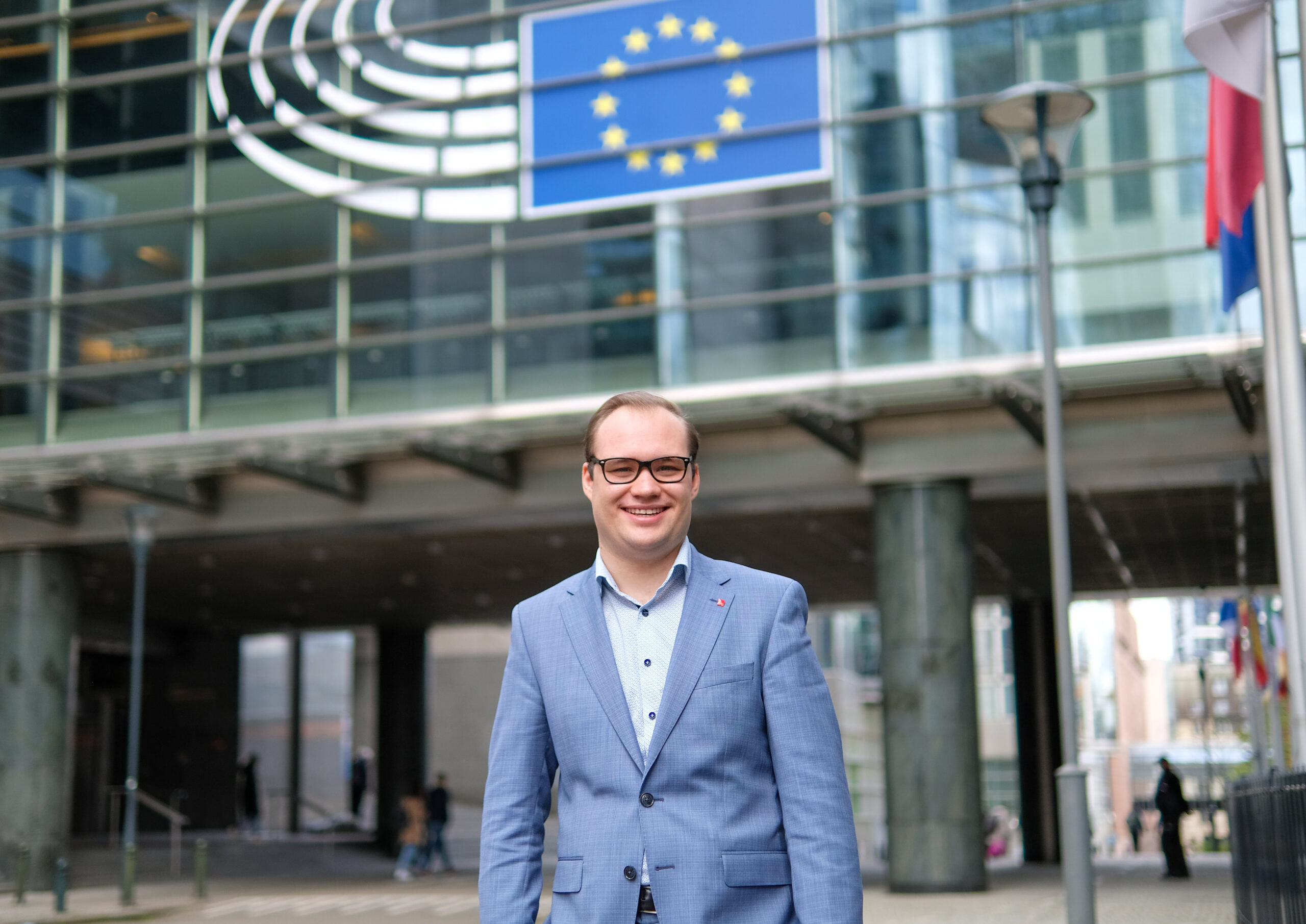 Davis Riedel vor dem Europäischen Parlament in Brüssel